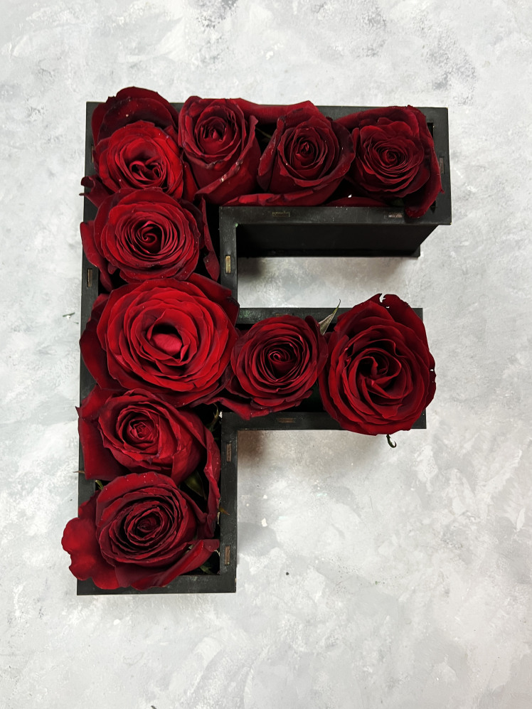 باکس گل رز حرف f