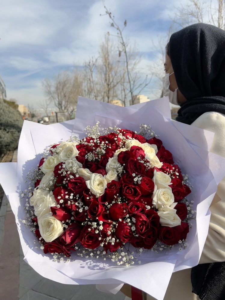 دسته گل رز حرف m